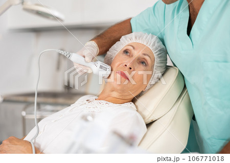 doctor uses cold hammer whitening 106771018