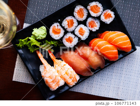 Various sushi served on black plate. Japanese food 106771143
