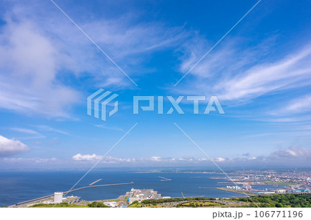 稚内公園 街と海を一望できる高台から望む稚内湾 稚内公園 街と海を一望できる高台から望む稚内湾 106771196