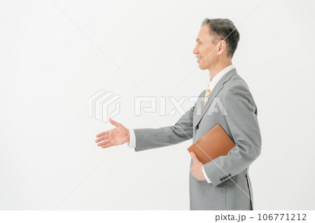 ビジネス　男性　握手 106771212