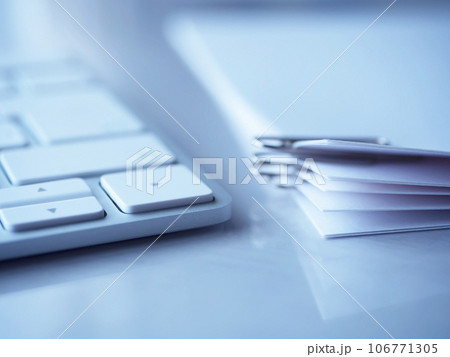 テーブルに置かれた書類とキーボード 106771305