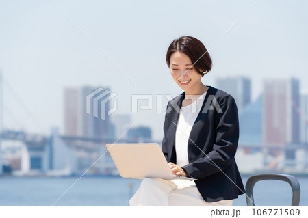 ビジネス 女性 パソコン 屋外 ビジネス 女性 パソコン 屋外 106771509