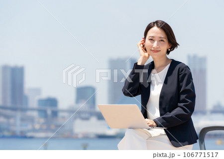 ビジネス 女性 パソコン 屋外 ビジネス 女性 パソコン 屋外 106771517