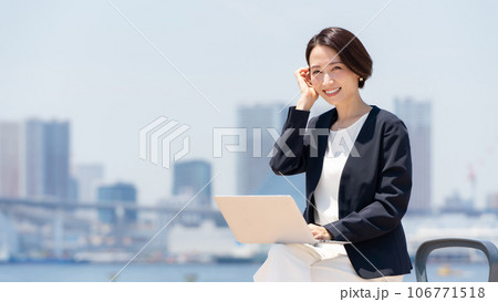 ビジネス　女性　パソコン　屋外 106771518