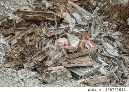 解体工事で切断した鉄スクラップ 解体工事で切断した鉄スクラップ 106771611