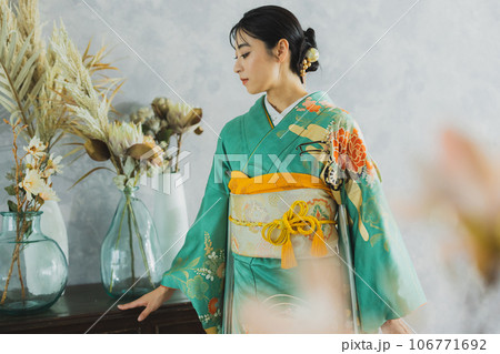 振袖の女性 106771692