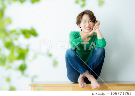 リビングの女性　 106771763