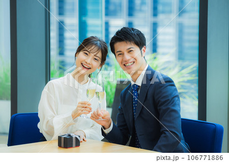 カップル　乾杯　レストラン　プロポーズ 106771886