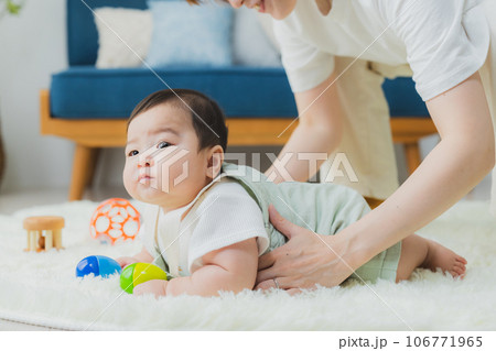 リビングの赤ちゃん 106771965