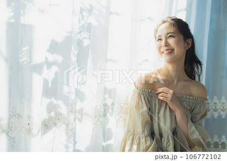オフショルの女性　　 106772102