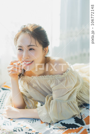 オフショルの女性　　 106772148