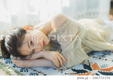 オフショルの女性　　 106772150