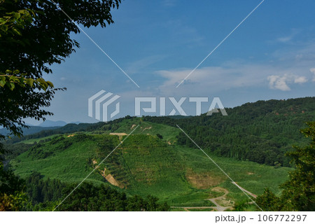 高台から眺める日本の夏の山 106772297