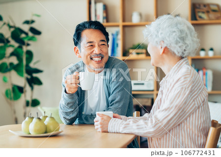 家でくつろぐシニアの夫婦 家でくつろぐシニアの夫婦 106772431