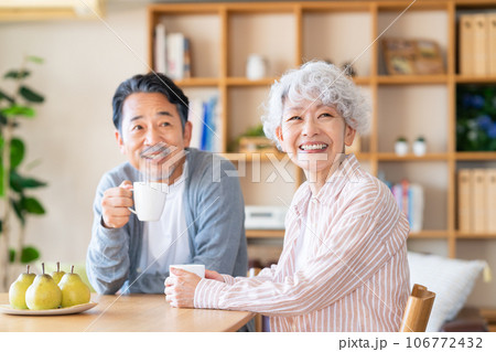 家でくつろぐシニアの夫婦 家でくつろぐシニアの夫婦 106772432
