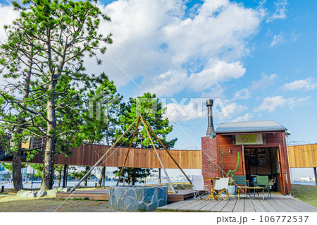 【イメージ素材】都会のバーベキュー場 106772537