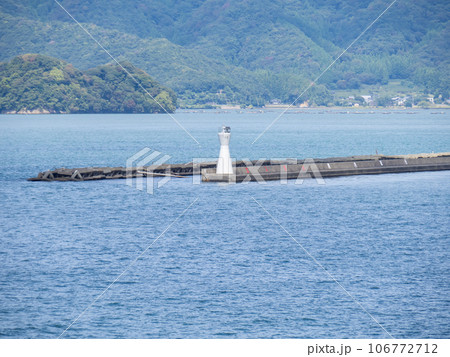 小浜港沖防波堤灯台と小浜湾(若狭湾の支湾)の風景。(福井県小浜市) 106772712