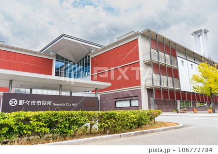 北陸らしい曇り空と野々市市役所イメージ｜石川県野々市市 106772784