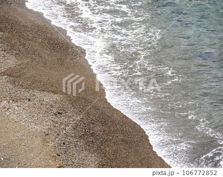 9月の穏やかな小浜湾(若狭湾の支湾)の砂浜の波打ち際。 106772852