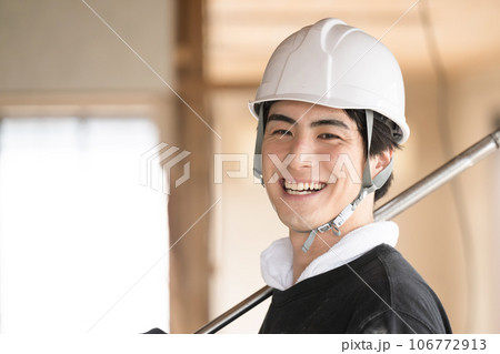 バールを持って笑顔の現場監督 106772913