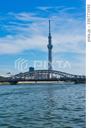 隅田川テラスから観る東京スカイツリーと綺麗になった白鬚橋の風景 106773098