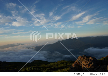 稜線を超える夕暮れの滝雲 106773413