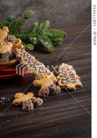 Christmas gingerbread cookies 106773433