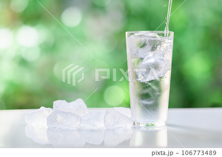 冷たい氷水・夏 冷たい氷水・夏 106773489