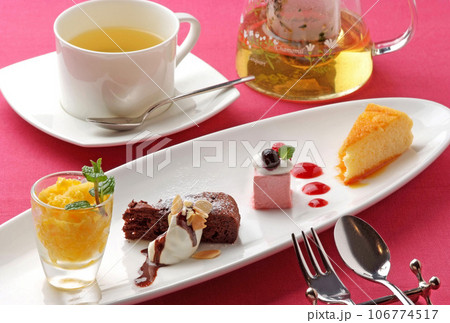 スイーツ盛合せ・白い皿にスイーツの盛り合わせ・スイーツとお茶のセット 106774517