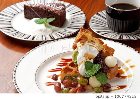 ワッフルサンドとチョコレートケーキ・美味しいスイーツセット 106774518