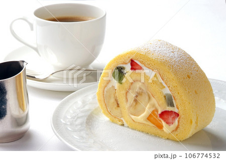 美味しそうなロールケーキとコーヒー・美味しいフルーツロールケーキとコーヒー・美味しいスイーツセット 美味しそうなロールケーキとコーヒー・美味しいフルーツロールケーキとコーヒー・美味しいスイーツセット 106774532