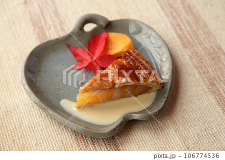 皿盛りのアップルパイと紅葉・りんごの形の皿に盛られた美味しそうなアップルパイ 106774536