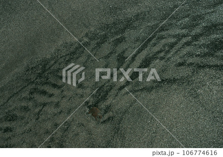 海辺、じっと眺めていると地球の神秘さが見えてくる。波にさらされて砂の地球が様々な顔を見せてくれる。 106774616