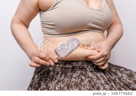 【お腹の肉を摘む主婦 アイス】 【お腹の肉を摘む主婦 アイス】 106774662