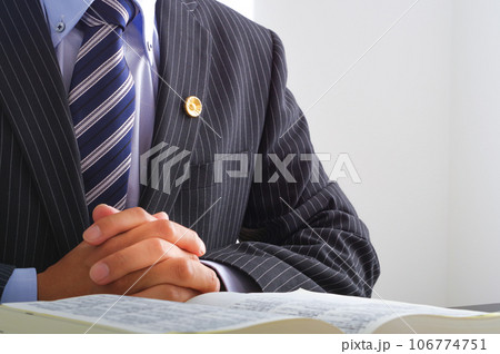 六法全書を読む男性弁護士 六法全書を読む男性弁護士 106774751