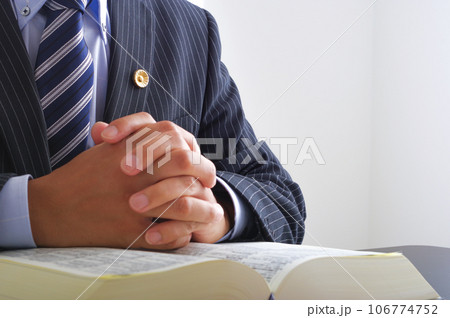 六法全書を読む男性弁護士 106774752
