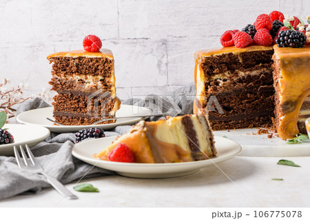 Delicious caramel cake 106775078