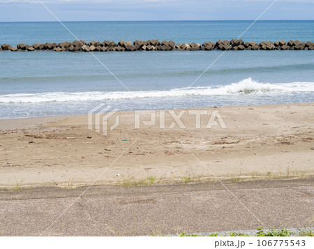 はまなすパーク海水浴場(三松海水浴場東側)と若狭湾の風景。福井県大飯郡高浜町。 はまなすパーク海水浴場(三松海水浴場東側)と若狭湾の風景。福井県大飯郡高浜町。 106775543