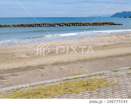 はまなすパーク海水浴場(三松海水浴場東側)と若狭湾の風景。福井県大飯郡高浜町。 はまなすパーク海水浴場(三松海水浴場東側)と若狭湾の風景。福井県大飯郡高浜町。 106775545