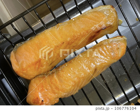 サーモンのハラス焼き 脂たっぷりのサーモン腹身を焼いた一品 106776104