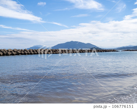 はまなすパーク海水浴場(三松海水浴場東側)と若狭湾の風景。福井県大飯郡高浜町。 106776151