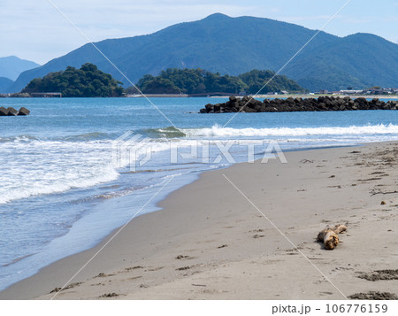 はまなすパーク海水浴場(三松海水浴場東側)と若狭湾の風景。福井県大飯郡高浜町。 106776159