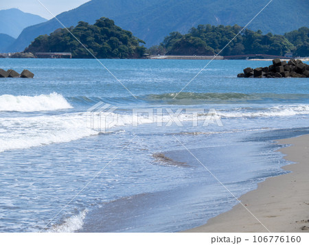 はまなすパーク海水浴場(三松海水浴場東側)と若狭湾の風景。福井県大飯郡高浜町。 106776160