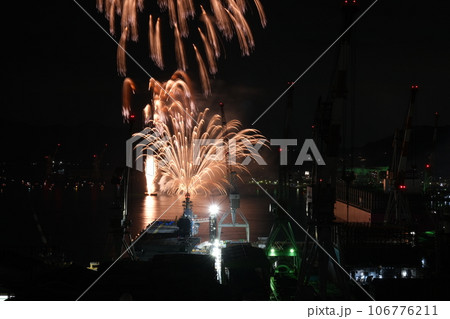 潜水艦と花火　呉海上花火大会 106776211