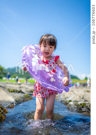 自然の河川プールで水遊びをする女の子 自然の河川プールで水遊びをする女の子 106776603
