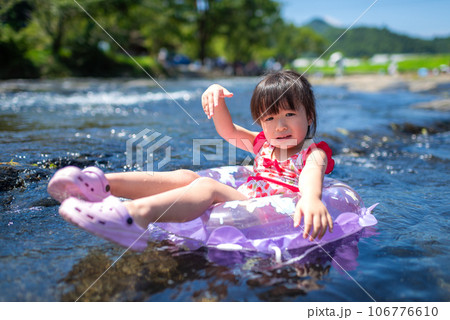 自然の河川プールで水遊びをする女の子 自然の河川プールで水遊びをする女の子 106776610