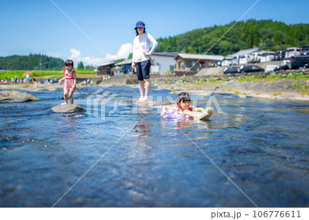 自然の河川プールで水遊びをする姉妹 自然の河川プールで水遊びをする姉妹 106776611