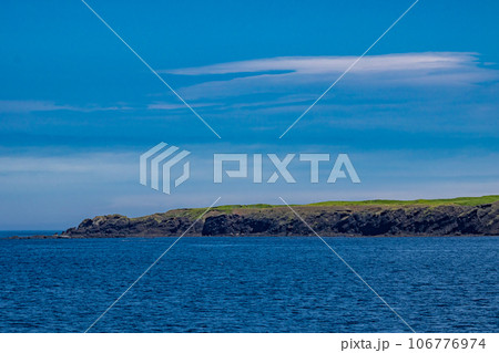 海側から眺める知床半島 106776974