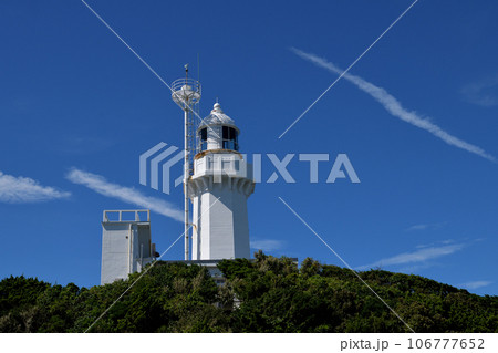 「愛媛県」佐多岬灯台　青空に映える白い灯台と飛行機雲 106777652