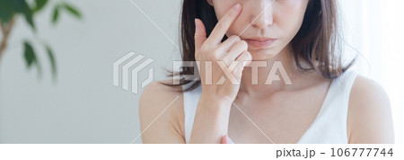 顔の目元に悩む女性 106777744